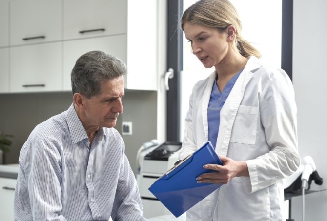 Clinician reviewing test information with a patient during a consultation, representing TriCore’s comprehensive toxicology and pain management drug testing services for accurate monitoring and complianc